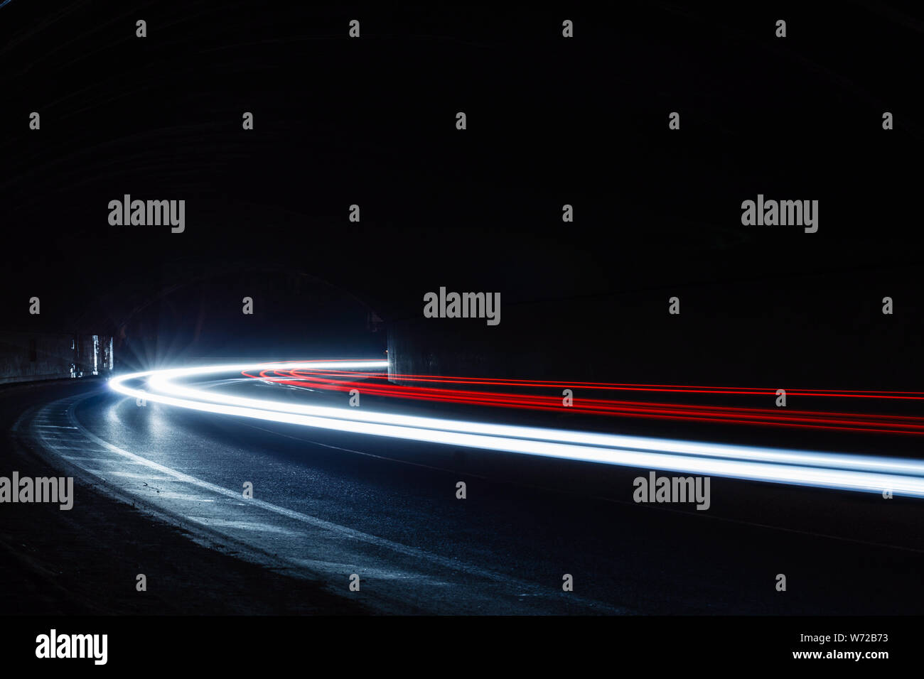 Tralight Light trails dans le tunnel. Art image. Une longue exposition photo prise dans un tunnel ils en tunnel. Banque D'Images Tralight Light trails dans le tunnel. Art image. Une longue exposition photo prise dans un tunnel ils en tunnel. Banque D'Images