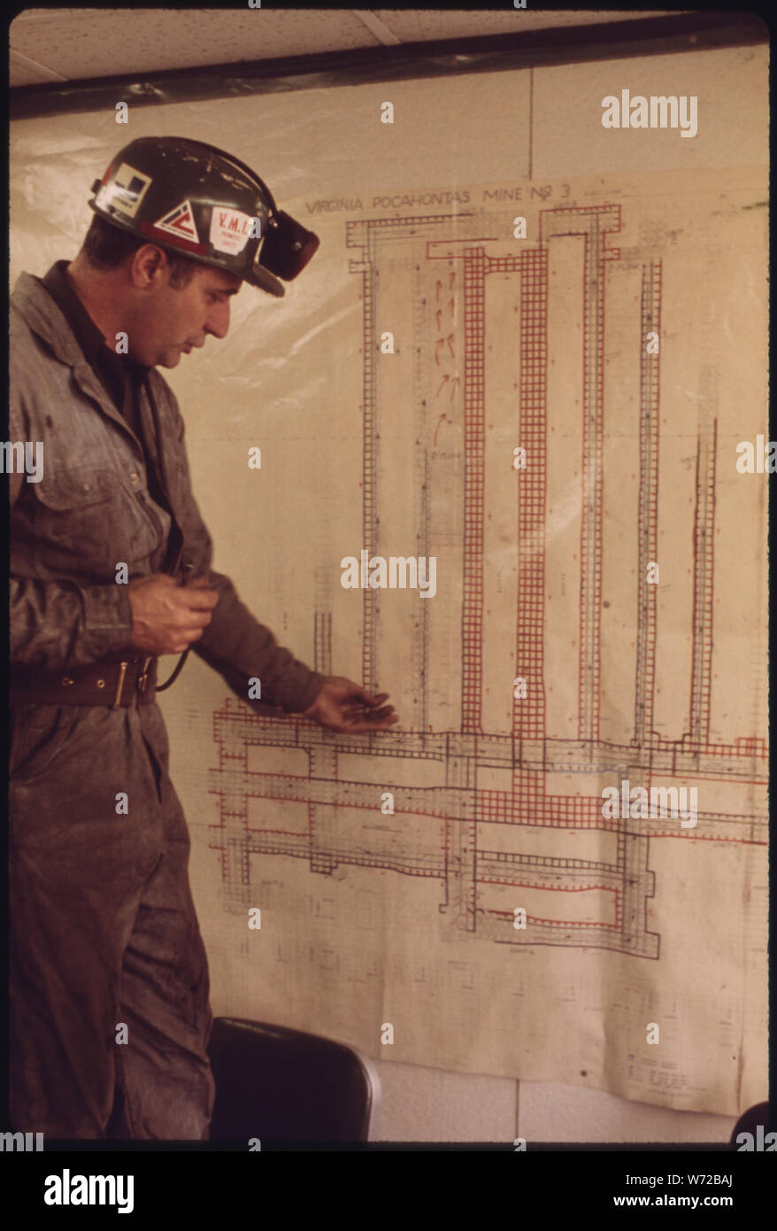 HAROLD STANLEY, DIRECTEUR DE LA SÉCURITÉ POUR LA VIRGINIA-POCAHONTAS COAL COMPANY, REGARDE UNE CARTE ÉCHANTILLON DE LA MINE n° 3 au 1 250-PIEDS DANS SON BUREAU PRÈS DE RICHLANDS, Virginie, il supervise un directeur SÉCURITÉ À CHACUNE DES SIX MINES qui, à son tour, SUPERVISE LES DIRECTEURS DE SÉCURITÉ POUR CHAQUE MINE SHIFT ; Portée et contenu : HAROLD STANLEY, DIRECTEUR DE LA SÉCURITÉ POUR LA VIRGINIA-POCAHONTAS COAL COMPANY, REGARDE UNE CARTE ÉCHANTILLON DE LA MINE n° 3 au 1 250-PIEDS DANS SON BUREAU PRÈS DE RICHLANDS, Virginie, il supervise un directeur SÉCURITÉ À CHACUNE DES SIX MINES QUI, À LEUR TOUR, SUPERVISER LA SÉCURITÉ ADMINISTRATION DE CCE Banque D'Images