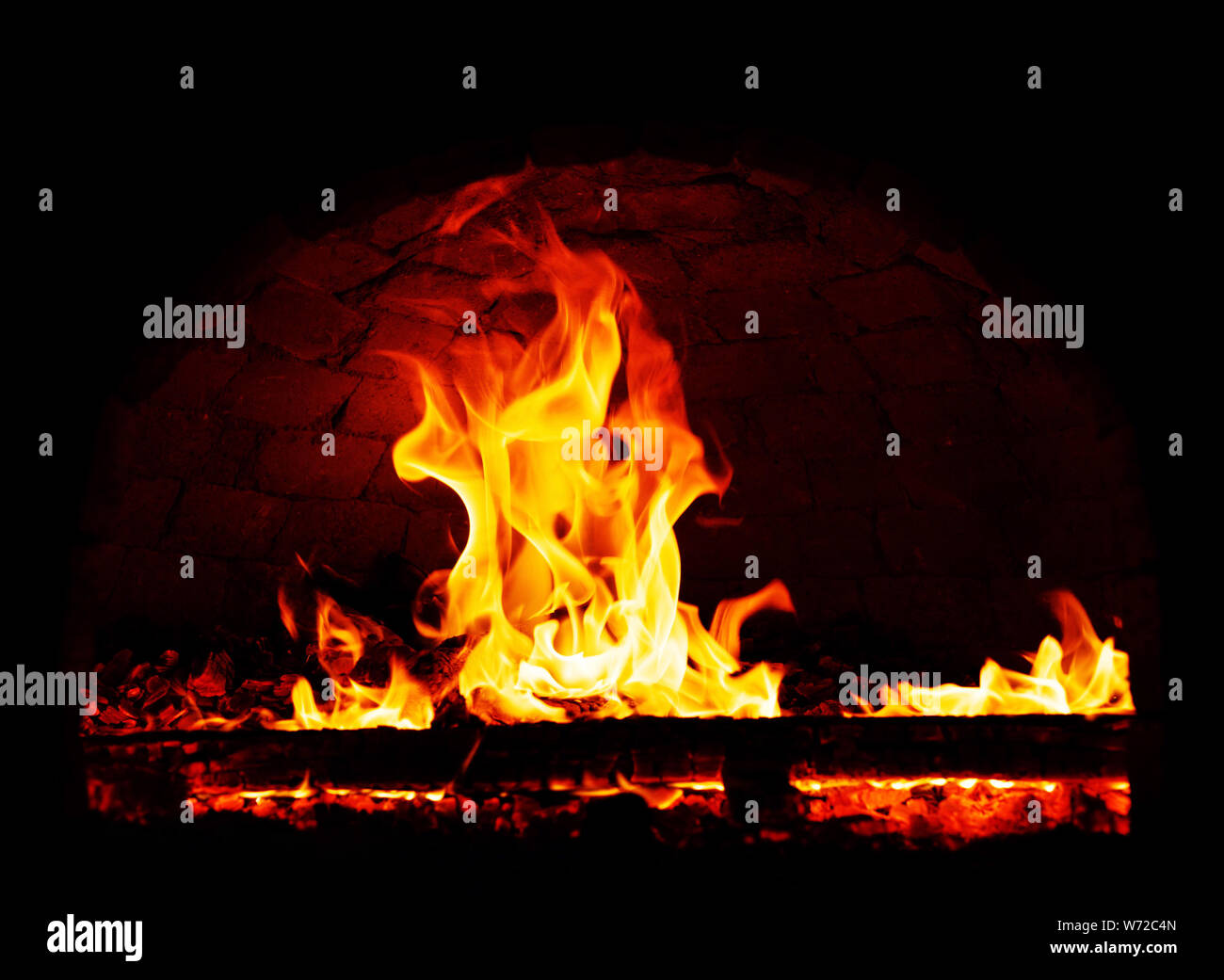 Les flammes de feu sur un fond sombre. Banque D'Images Les flammes de feu sur un fond sombre. Banque D'Images