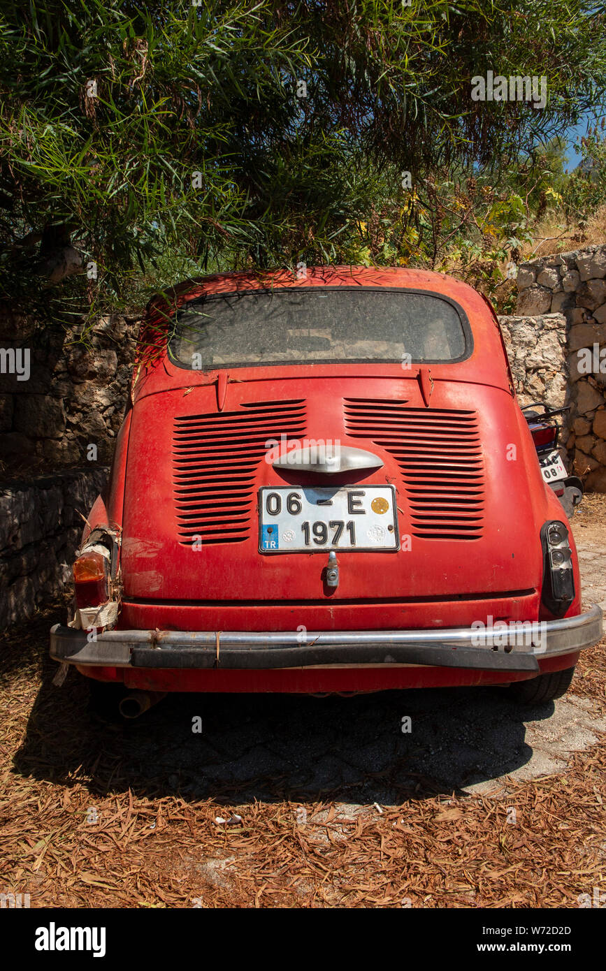 Un très fatigué, Fiat 500 d'origine ancienne qui a connu des jours meilleurs Banque D'Images