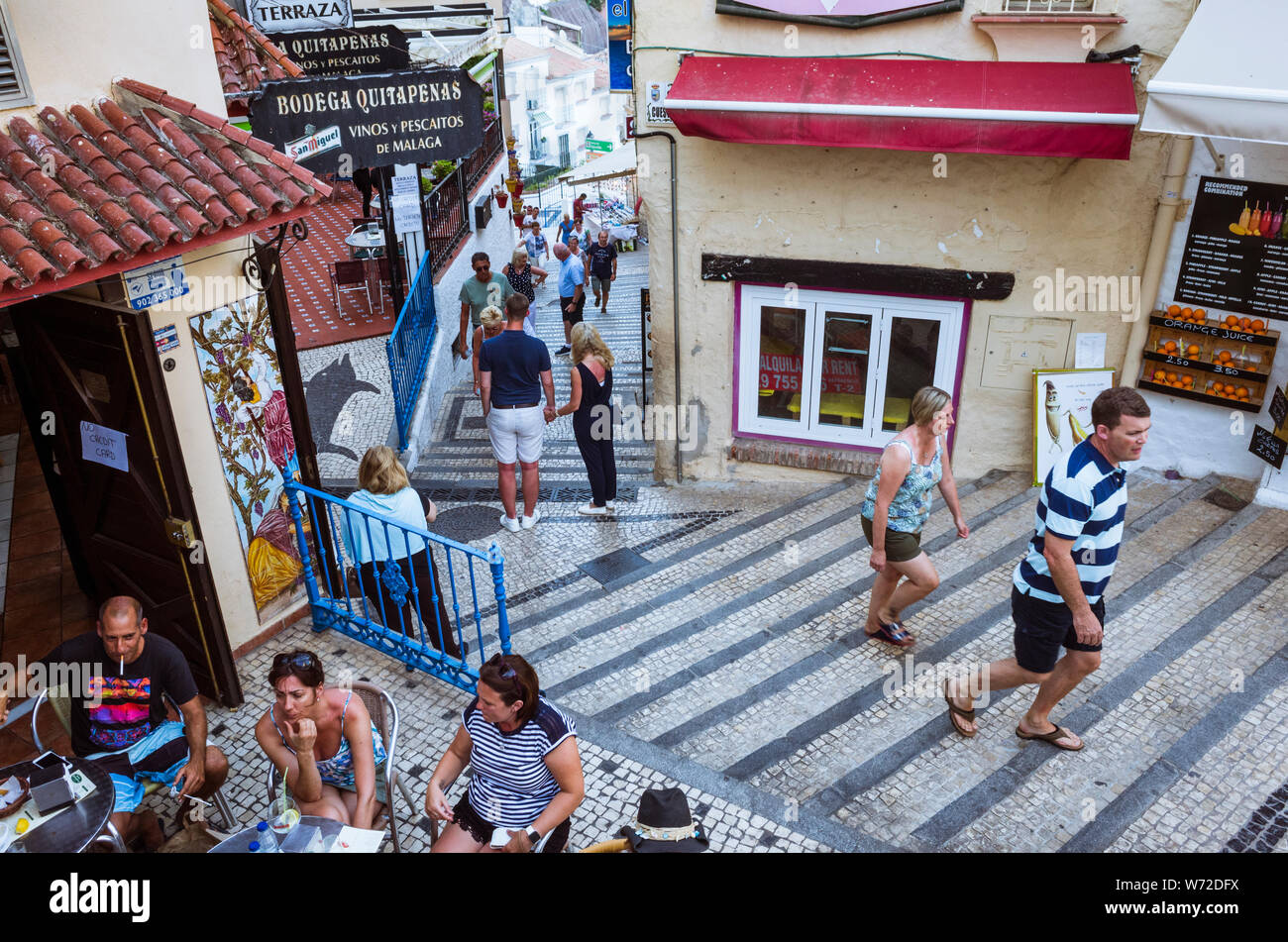 Torremolinos, Malaga province, Andalusia, Spain : Les gens s'asseoir à un bar en plein air sur la Cuesta del Tajo dans la partie la plus ancienne de Torremolinos. Banque D'Images