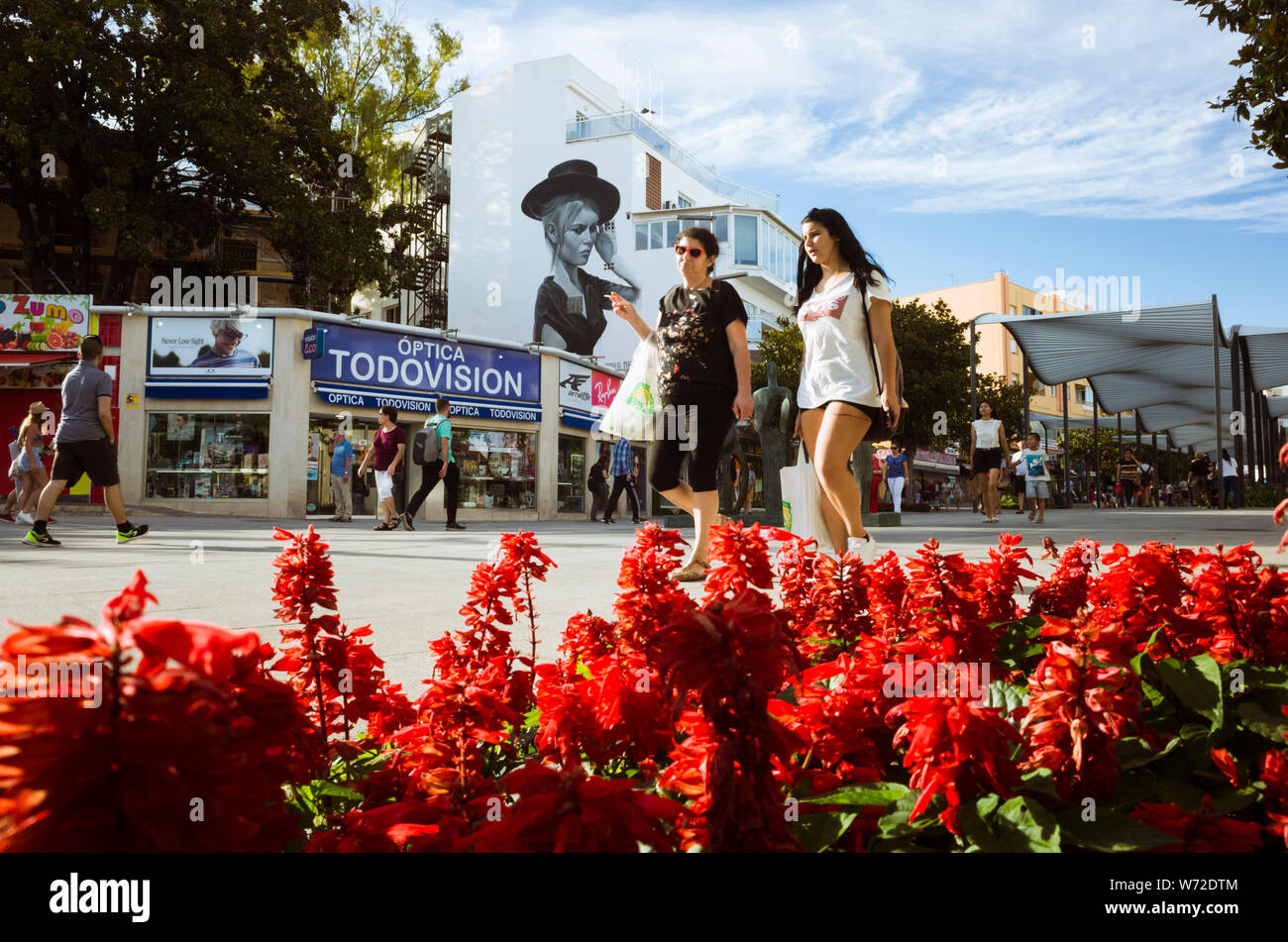 Torremolinos, Malaga province, Andalusia, Spain - Juin 19th, 2019 : deux femmes à pied sur la Costa del Sol au centre de Torremolinos. Banque D'Images