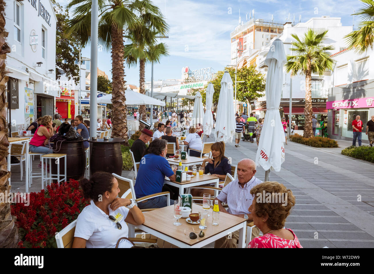 Torremolinos, Malaga province, Andalusia, Spain - Juin 19th, 2019 : Les gens s'asseoir à un café en plein air sur la Costa del Sol au centre de Torrem Banque D'Images