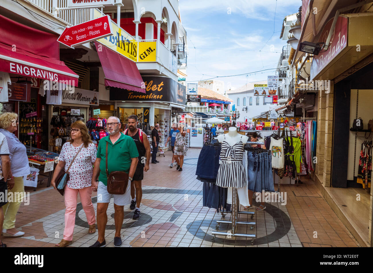 Torremolinos, Malaga province, Andalusia, Spain - Juin 19th, 2019 : les gens marcher sur une rue piétonne commerçante au centre de Torremolinos. Banque D'Images