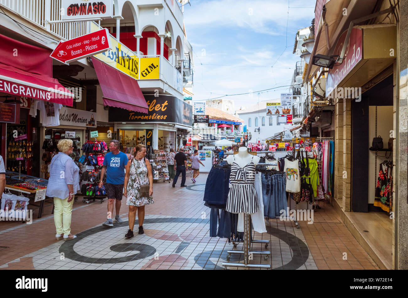 Torremolinos, Malaga province, Andalusia, Spain - Juin 19th, 2019 : les gens marcher sur une rue piétonne commerçante au centre de Torremolinos. Banque D'Images