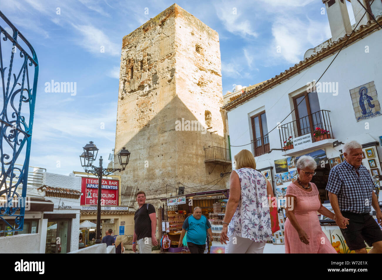 Torremolinos, Malaga province, Andalusia, Spain : Les gens passent devant la Torre del Pimentel, également connu sous le nom de Torre de los Molinos. Un petit village de pêcheurs Banque D'Images