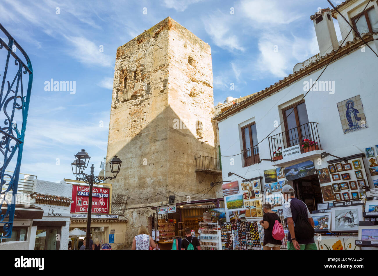 Torremolinos, Malaga province, Andalusia, Spain : Les gens passent devant la Torre del Pimentel, également connu sous le nom de Torre de los Molinos. Un petit village de pêcheurs Banque D'Images