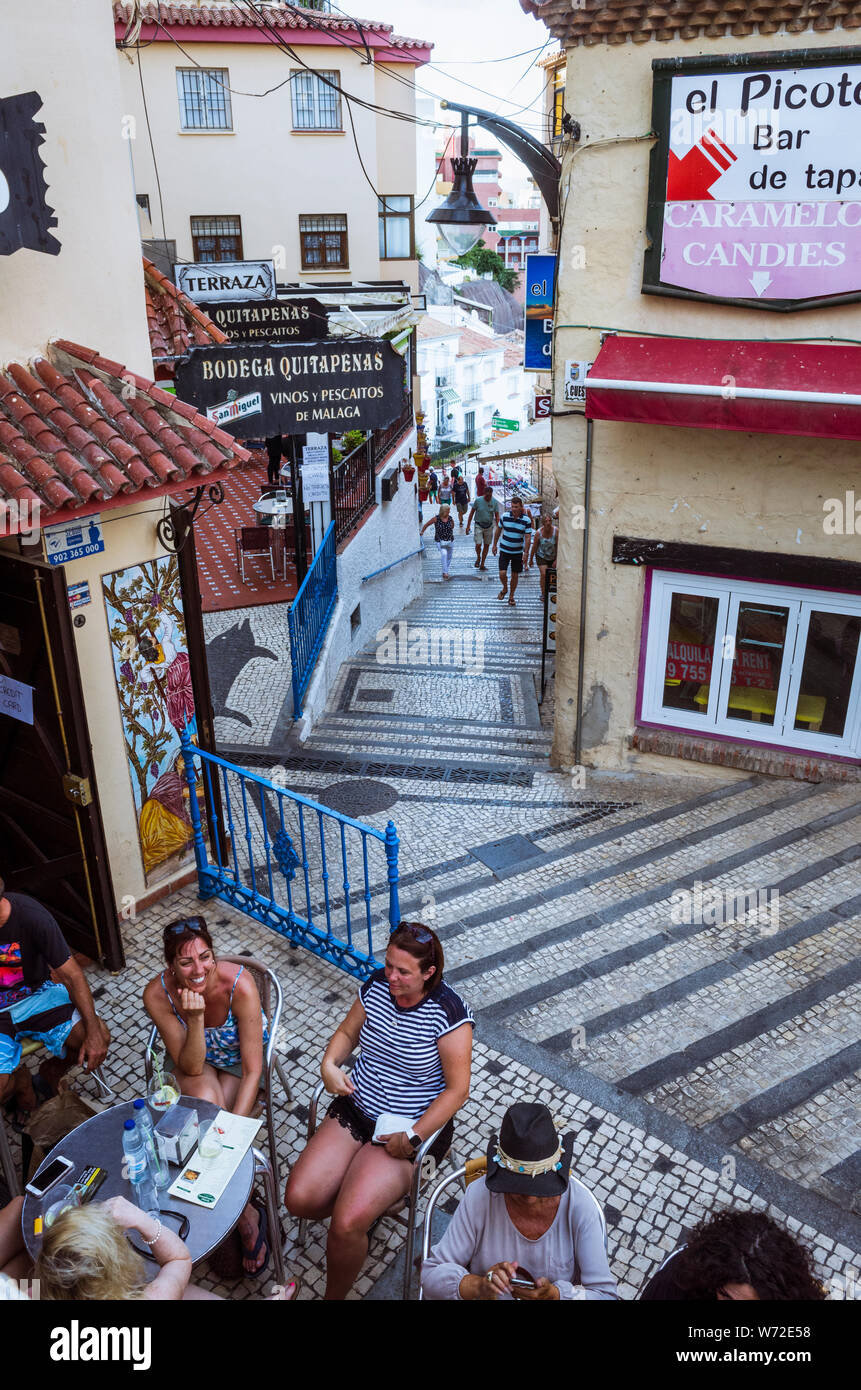Torremolinos, Malaga province, Andalusia, Spain : Les gens s'asseoir à un bar en plein air sur la Cuesta del Tajo dans la partie la plus ancienne de Torremolinos. Banque D'Images