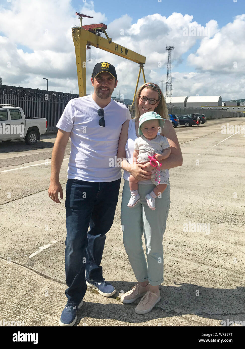 Security Operations manager Chris Neil avec sa partenaire Sarah Minford et leur bébé de six mois après la fille Neil Lacie événement familial à la protestation à l'Harland and Wolff à Belfast. Banque D'Images