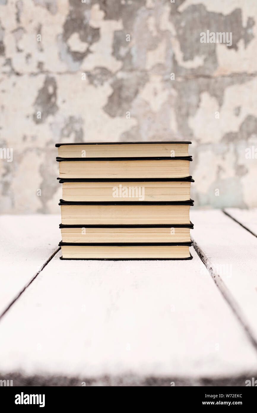 De vieux livres anciens shabby sur un fond de bois blanc. Focus sélectif. Banque D'Images