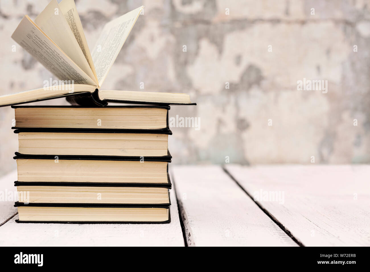 De vieux livres anciens shabby sur un fond de bois blanc. Focus sélectif. Banque D'Images