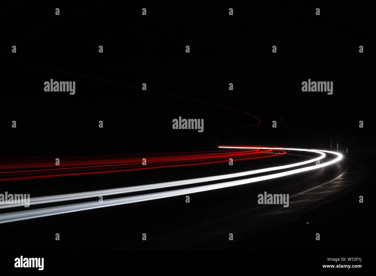 Tralight Light trails dans le tunnel. Art image. Une longue exposition photo prise dans un tunnel. Banque D'Images Tralight Light trails dans le tunnel. Art image. Une longue exposition photo prise dans un tunnel. Banque D'Images