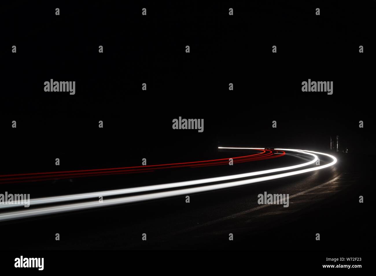 Tralight Light trails dans le tunnel. Art image. Une longue exposition photo prise dans un tunnel. Banque D'Images Tralight Light trails dans le tunnel. Art image. Une longue exposition photo prise dans un tunnel. Banque D'Images