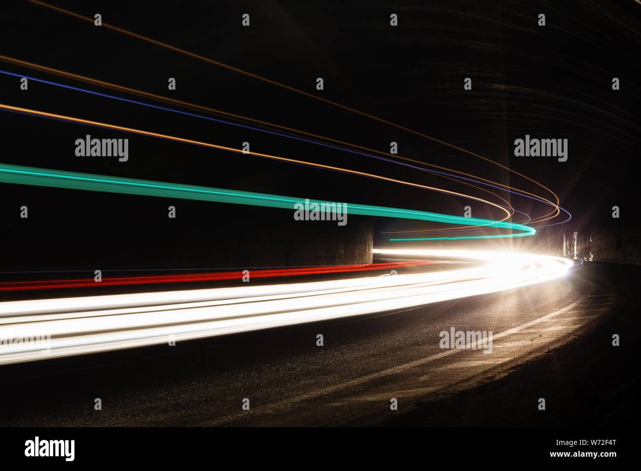 Tralight Light trails dans le tunnel. Art image. Une longue exposition photo prise dans un tunnel ils en tunnel. Banque D'Images Tralight Light trails dans le tunnel. Art image. Une longue exposition photo prise dans un tunnel ils en tunnel. Banque D'Images