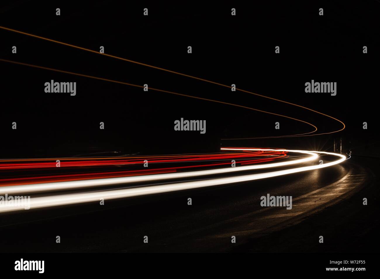 Tralight Light trails dans le tunnel. Art image. Une longue exposition photo prise dans un tunnel. Banque D'Images Tralight Light trails dans le tunnel. Art image. Une longue exposition photo prise dans un tunnel. Banque D'Images