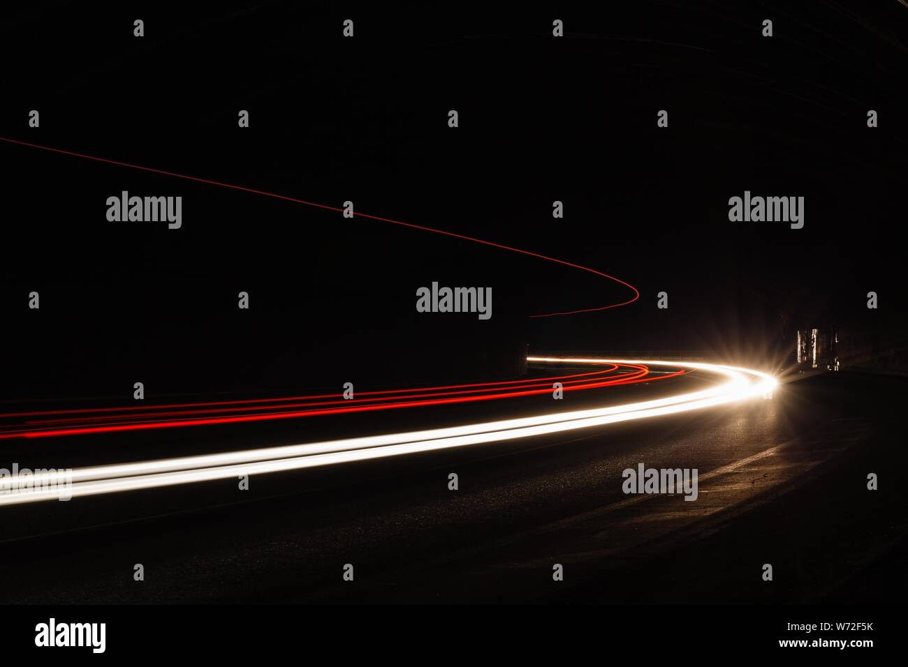 Tralight Light trails dans le tunnel. Art image. Une longue exposition photo prise dans un tunnel. Banque D'Images Tralight Light trails dans le tunnel. Art image. Une longue exposition photo prise dans un tunnel. Banque D'Images