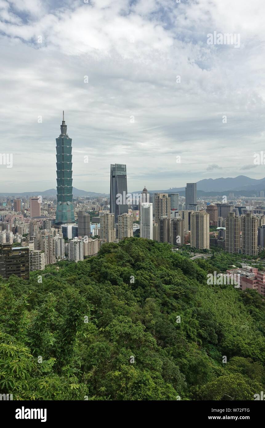 TAIPEI, TAIWAN - 4 JUL 2019- Vue de la ville de Taipei et le gratte-ciel Taipei 101 (Taipei World Financial Center ) vu de la Nangang District e Banque D'Images