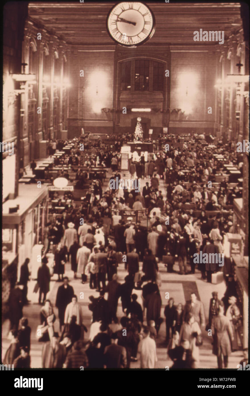 La gare Union de KANSAS CITY ILLUSTRÉ REMPLI DE VOYAGEURS LORSQUE CETTE IMAGE EN NOIR ET BLANC A ÉTÉ PRISE QUELQUE PART DANS LES ANNÉES 50. À SON APOGÉE LE MISSOURI STATION dessert plus de 200 trains par jour, comparativement à seulement 6 par jour en 1974. AMTRAK, LA SOCIÉTÉ AMÉRICAINE QUI VOYAGEURS DES SERVICES, s'emploie À AMÉLIORER LE SERVICE FERROVIAIRE ET ATTIRER DES PASSAGERS. NOTE : Voir l'image en couleur # 13567 pour la comparaison Banque D'Images