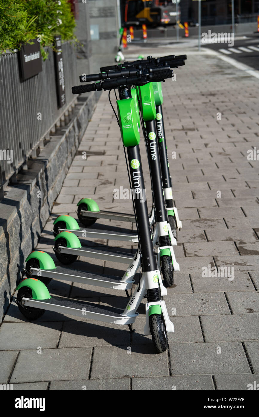 Des scooters électriques à usage public dans une rue de Stockholm, Suède. Transport durable sans émission. Banque D'Images