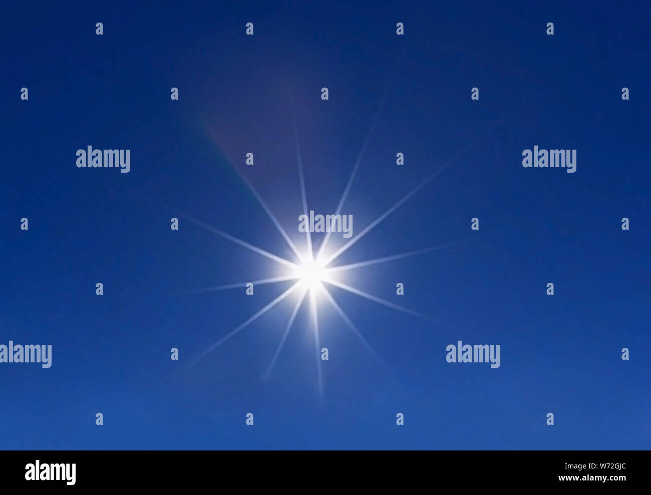 Au soleil ciel bleu clair avec l'exemplaire de l'espace. Banque D'Images Au soleil ciel bleu clair avec l'exemplaire de l'espace. Banque D'Images