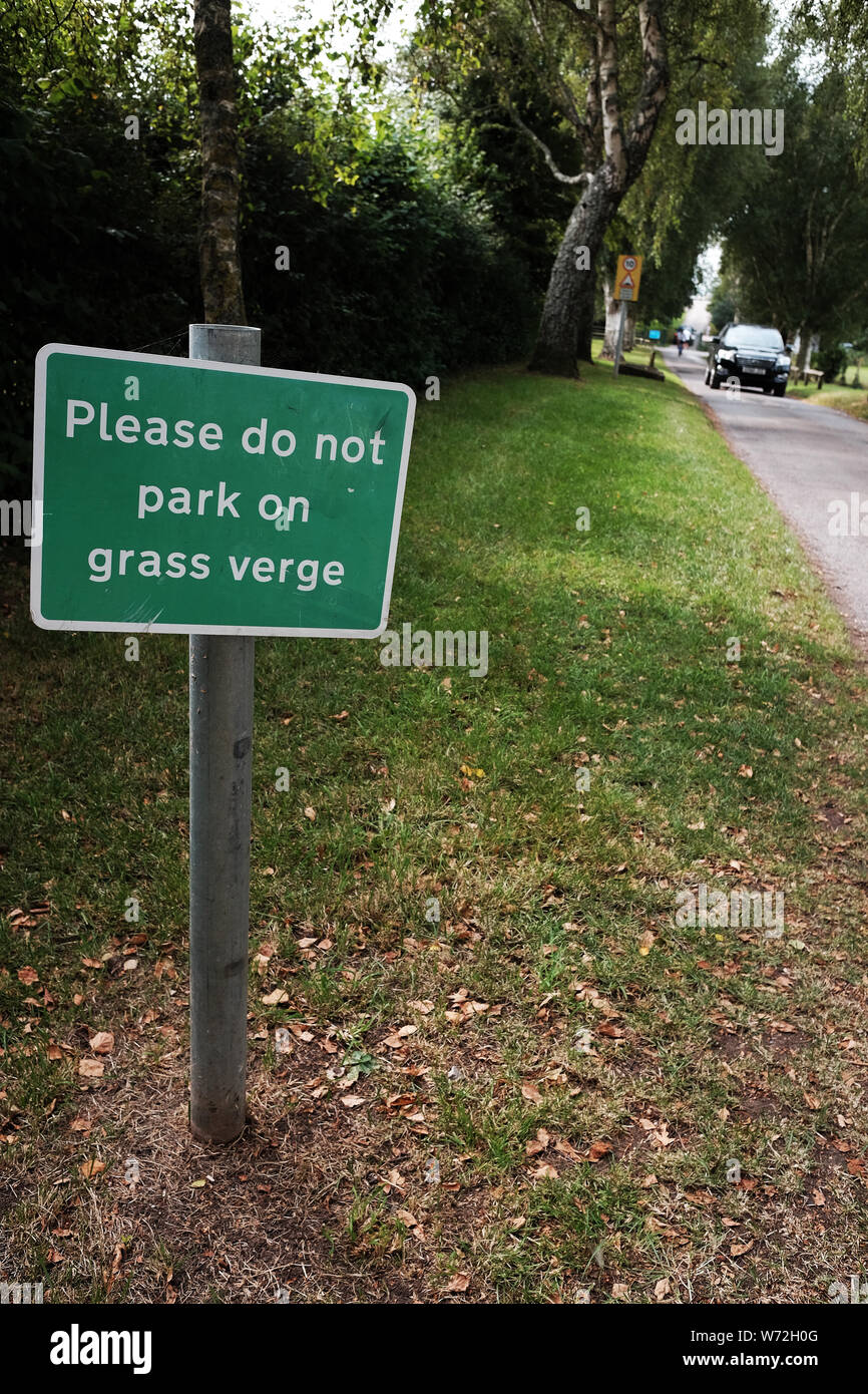 Août 2019 - Veuillez ne pas stationner sur le bord de l'herbe à signer le réservoir de Cheddar, Somerset, UK Banque D'Images