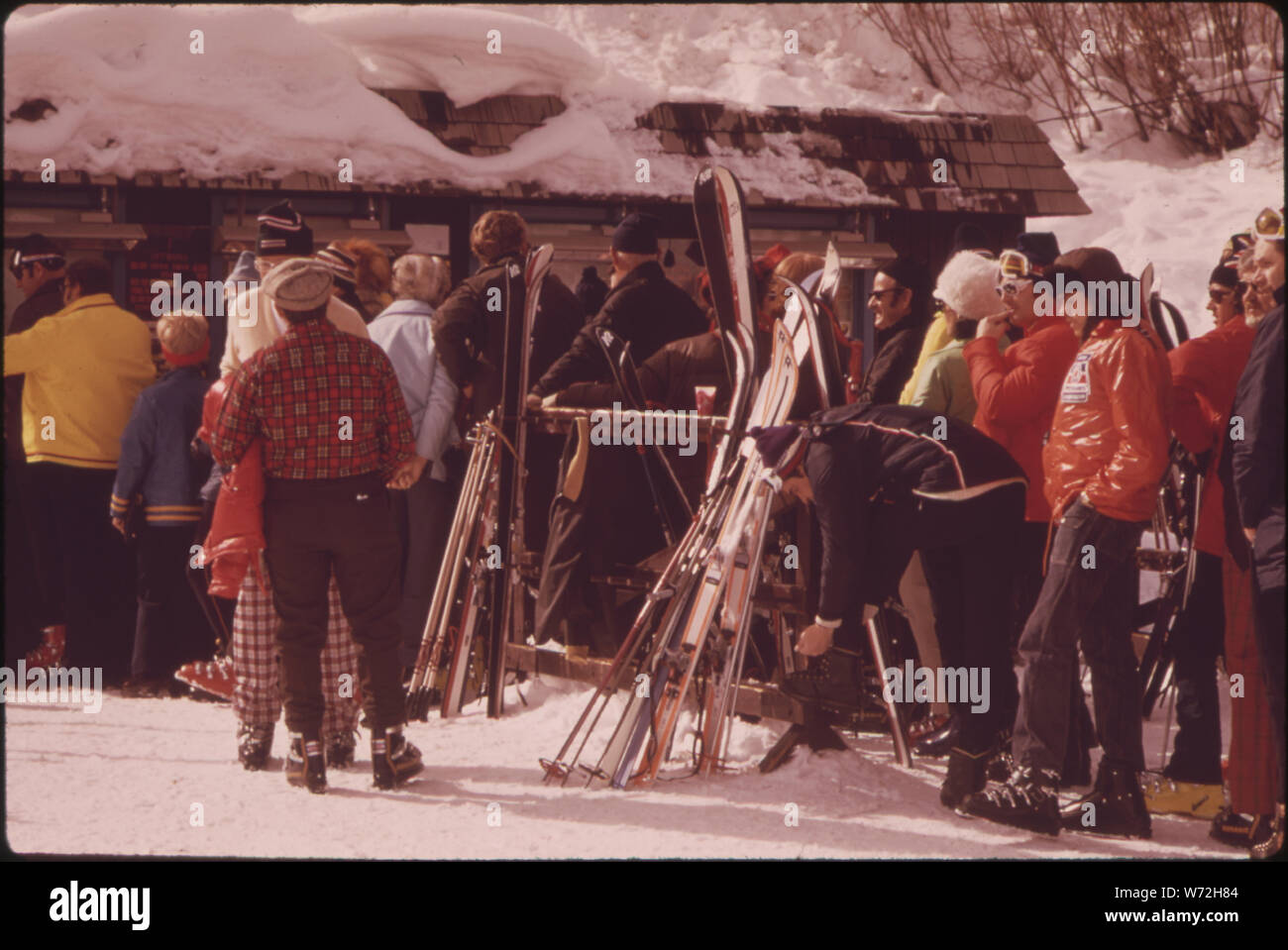 Ligne POUR ACHETER LES BILLETS DE SKI. Sur une journée bien remplie, l'ACHAT PEUT PRENDRE UNE HEURE Banque D'Images