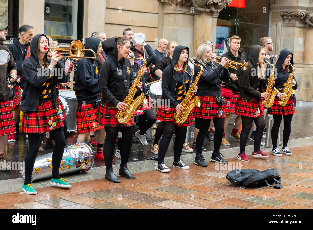 Groupe de musique traditionnelle écossaise avec les kilts spectacle à  Glasgow city centre Photo Stock - Alamy