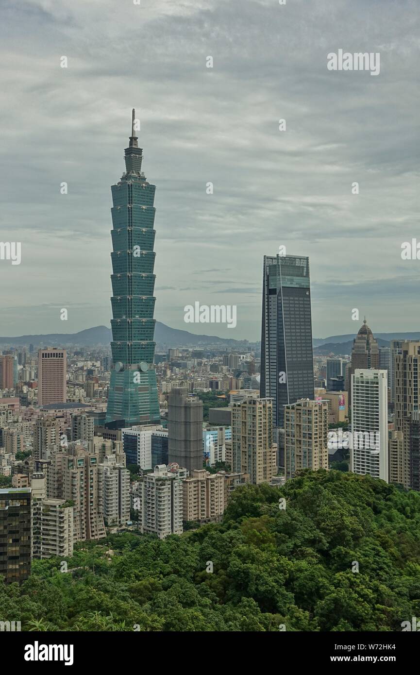 TAIPEI, TAIWAN - 4 JUL 2019- Vue de la ville de Taipei et le gratte-ciel Taipei 101 (Taipei World Financial Center ) vu de la Nangang District e Banque D'Images