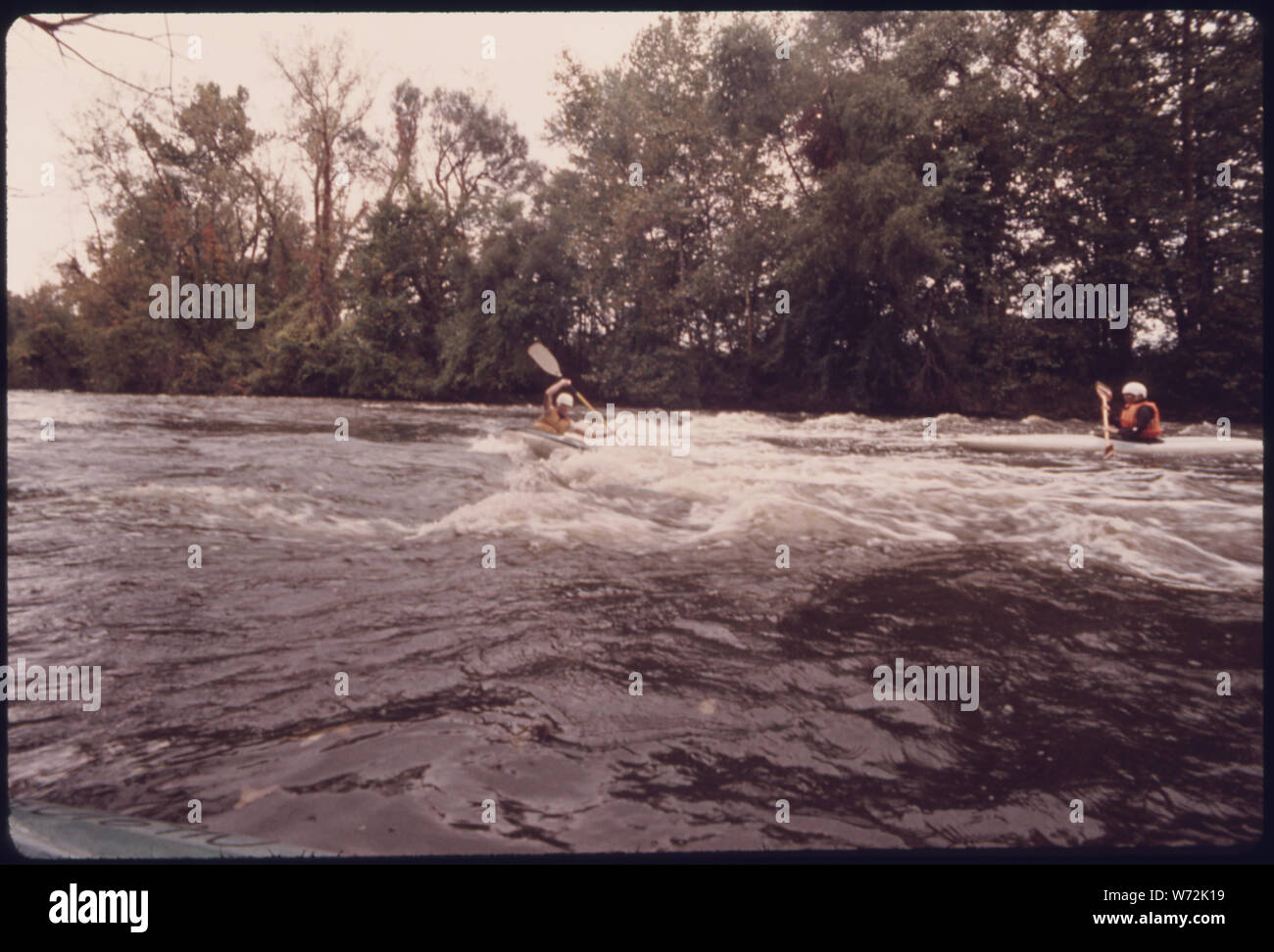 Les MEMBRES DU CLUB ENTREPRISES DE QUILLE KAYAK DANS L'EAU BLANCHE SUR LA RIVIÈRE CUYAHOGA, péninsule au nord de l'Ohio, près de Cleveland. La rivière est un favori pour les pagayeurs PARCE QU'ELLE EST EN GRANDE PARTIE intacte. Il serpente encore et vit jusqu'à son nom indien qui signifie de travers. Le CUYAHOGA SE TROUVE DANS LA NOUVELLE ZONE DE LOISIRS NATIONAL de Cuyahoga Valley, à 20 KM D'UN TERRAIN SITUÉ ENTRE LES DISTRICTS DE LA RÉGION MÉTROPOLITAINE DE CLEVELAND ET AKRON Banque D'Images