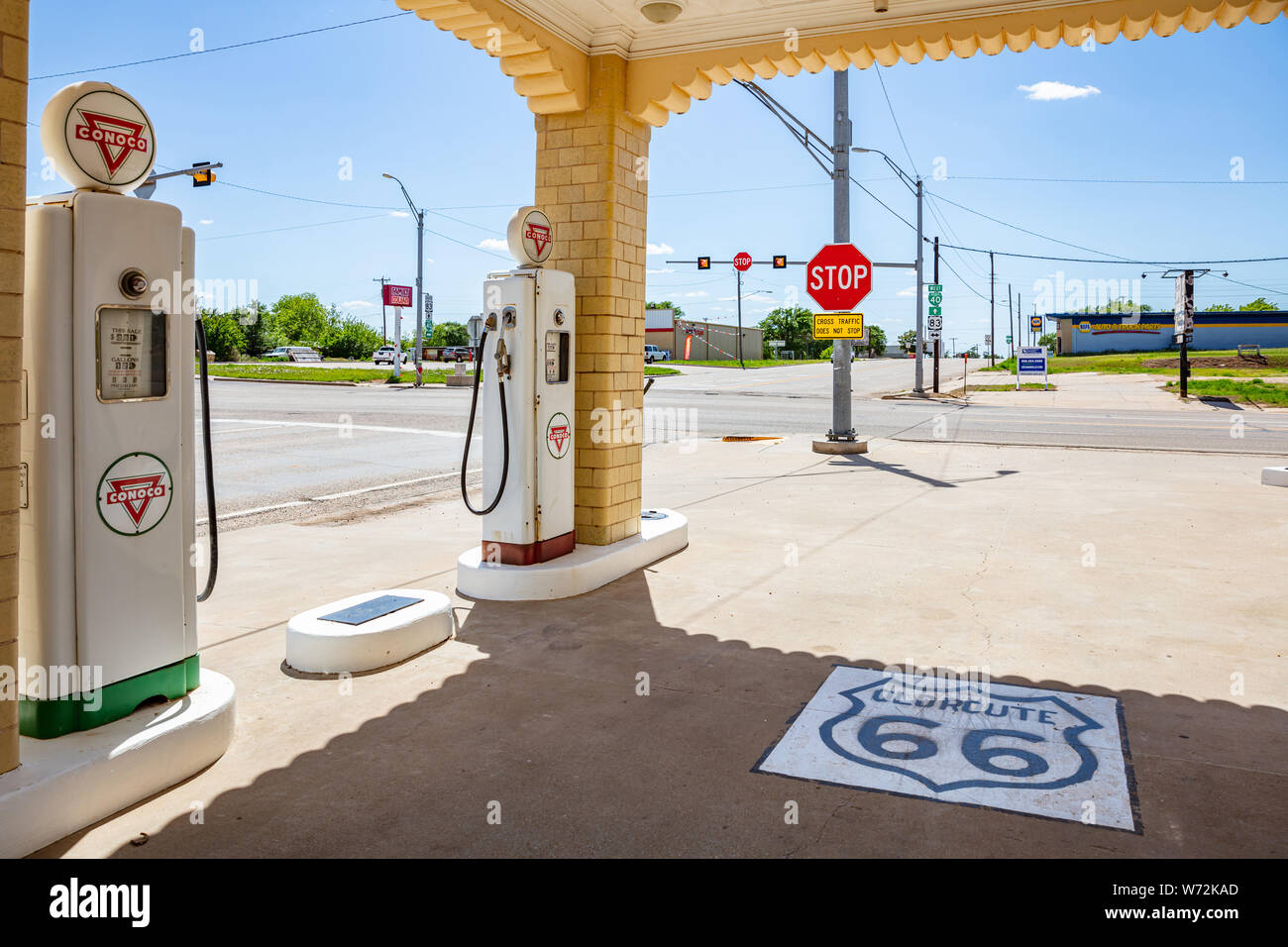 USA New York, 13 mai 2019. Les pompes à essence Vintage dans une station-service, journée de printemps ensoleillée près de Amarillo. L'historique route 66 Banque D'Images