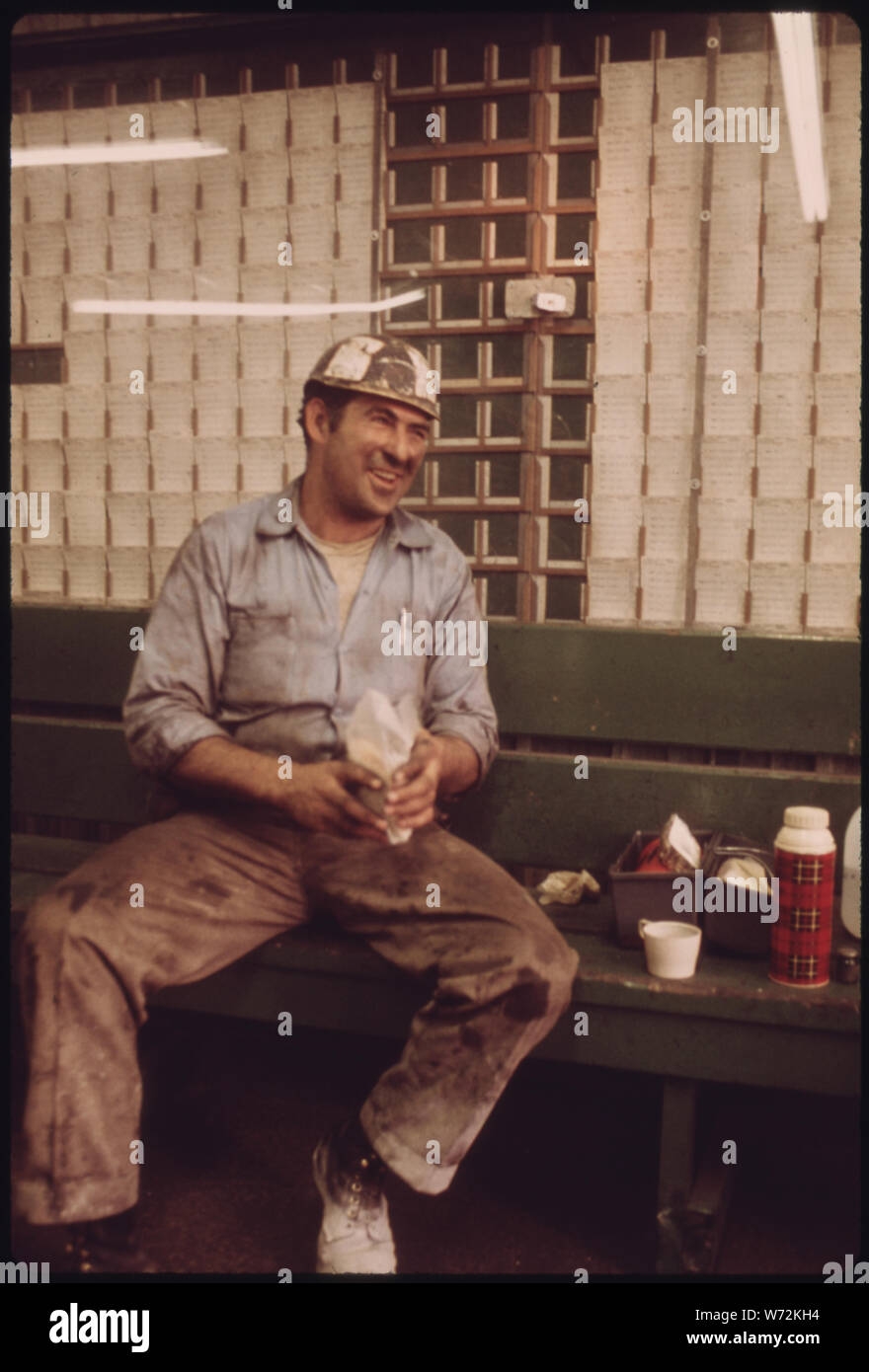 MINER S'ÉTEND SON REPAS DEHORS SUR UN BANC DANS LA DOUCHE ET L'HEURE DE LA SALLE DE CARTE VIRGINIA-POCAHONTAS COAL MINE # 3 PRÈS DE RICHLANDS, Virginie. Il transporte EQUIPEMENTS DANS LA MINE DURANT SON QUART DE TRAVAIL Banque D'Images