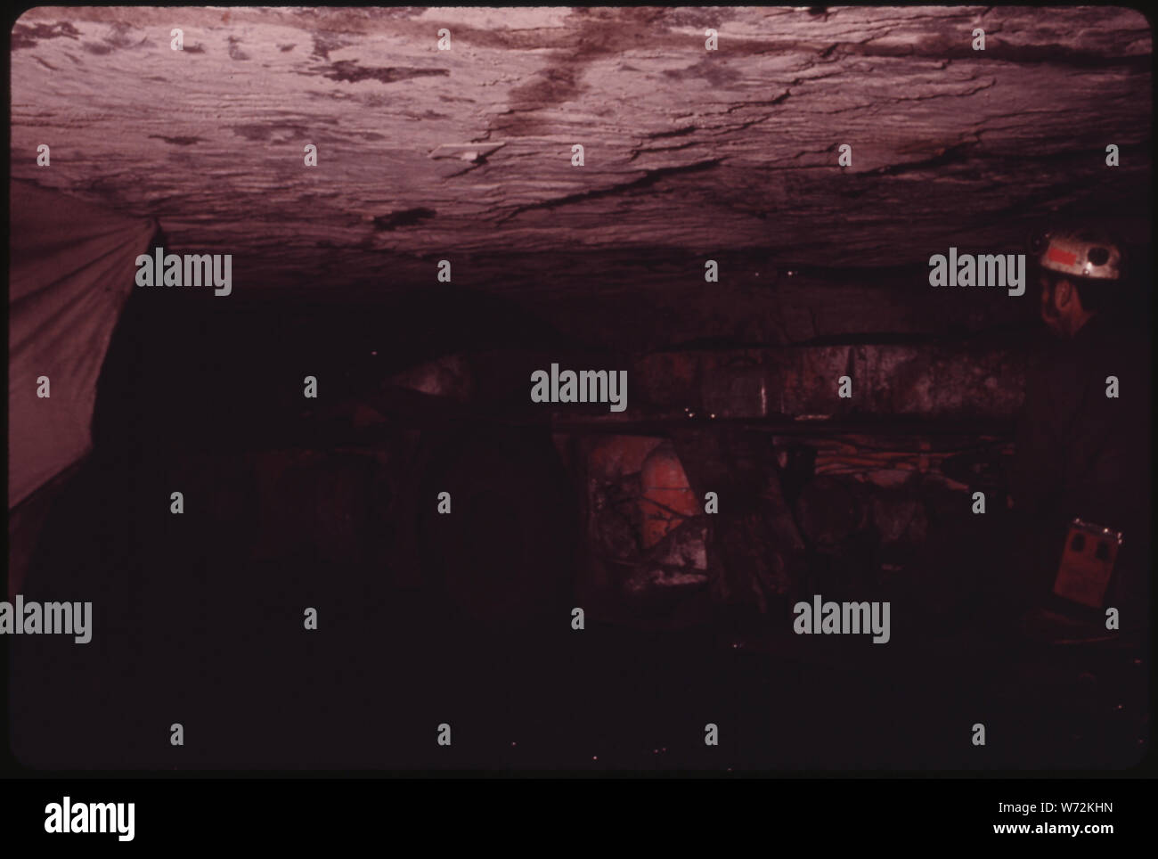 MINER À VIRGINIA-POCAHONTAS COAL MINE # 3 PRÈS DE RICHLANDS, VIRGINIE, organise une navette VOITURE QUI PREND LE CHARBON DE LA MINEUR CONTINU ET LE PLACE HORS DU TUNNEL À UN CONVOYEUR POUR LE TRANSPORT HORS DE LA MINE. Ce processus mine de charbon métallurgique POUR L'UTILISATION DANS LES FOURS D'ACIER. La navette VOITURE CHAUFFEUR PASSERA ET LE VISAGE DE L'AUTRE CÔTÉ SUR LE VOYAGE DE RETOUR Banque D'Images