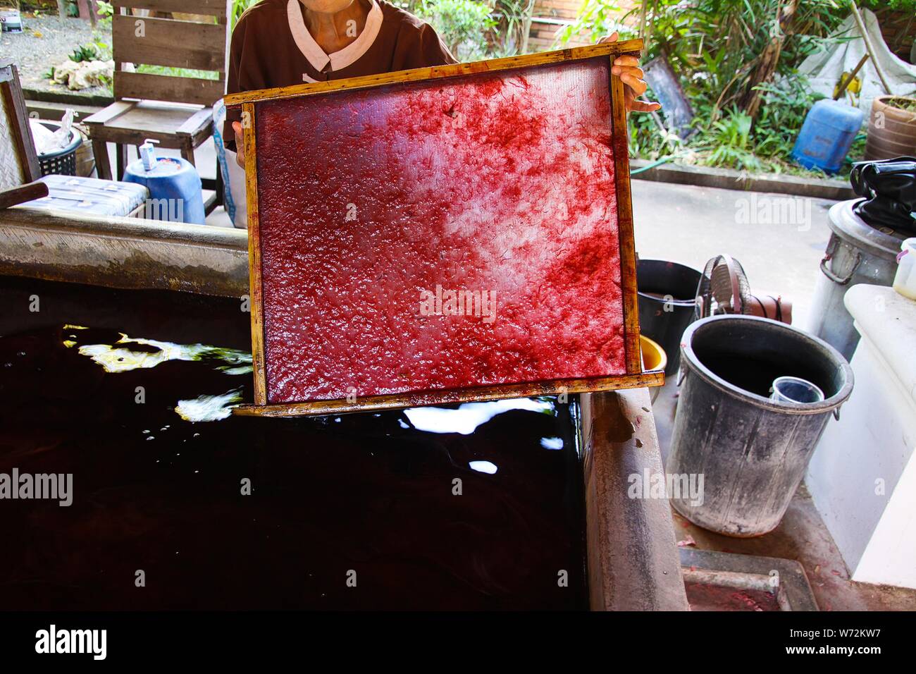 Woman holding matière première dans un cadre fixe pour le papier parasols à Bo Sang village, Chiang Mai, Thaïlande Banque D'Images Woman holding matière première dans un cadre fixe pour le papier parasols à Bo Sang village, Chiang Mai, Thaïlande Banque D'Images