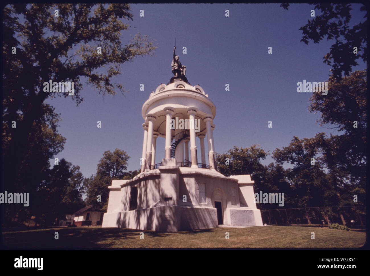 MONUMENT ET STATUE D'HERMANN-ARMINIUS, patriote ALLEMAND QUI A ÉTÉ ÉRIGÉE À NEW ULM, Minnesota, en 1888. La ville a été construite par un immigrant allemand LAND COMPANY EN 1854 ET NOMMÉ POUR LA VILLE D'ULM DANS LE QUARTIER DANUBE DE Wurtemberg, Allemagne HERMANN-ARMINIUS ÉTAIT CHEF DE LA CHERUSCI qui uni les tribus germaniques à l'encontre du général romain VARUS DANS 19 ANNONCE ET METTRE FIN À L'EMPIRE ROMAIN AU RHIN. Il survit dans les légendes COMME UN CHAMPION DU NATIONALISME GERMANIQUE ET LA LIBERTÉ Banque D'Images