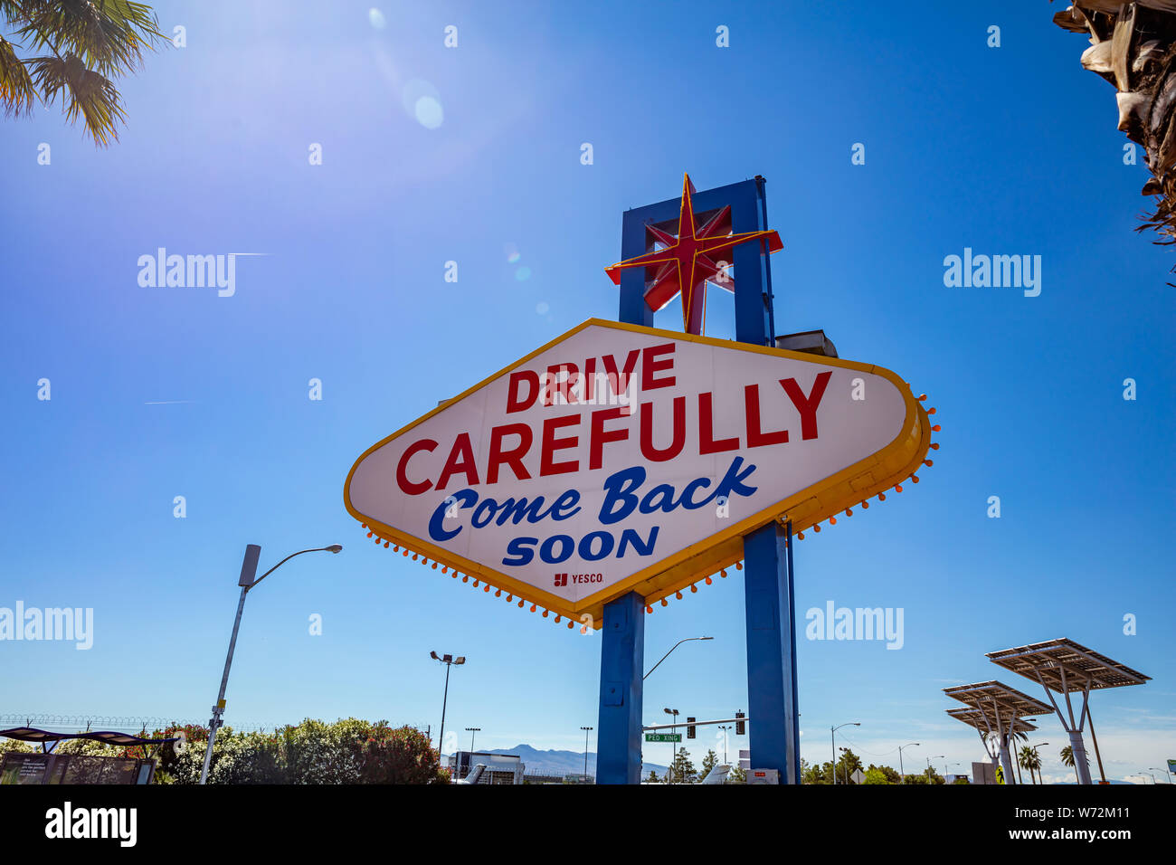 Las Vegas, Nevada, USA. 29 mai, 2019. Conduire avec prudence, revenez bientôt billboard. Journée de printemps ensoleillée, ciel bleu Banque D'Images