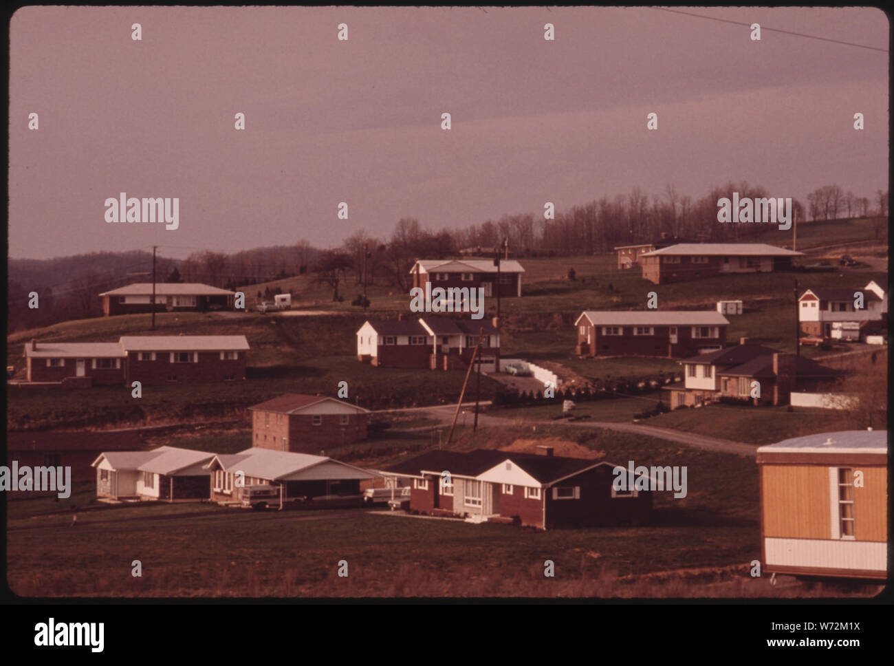La plupart de ces maisons à CLAYPOOL HILL, en Virginie, PRÈS DE RICHLANDS, SONT LA PROPRIÉTÉ DE CONTREMAÎTRE DE LA MINE DE CHARBON OU D'AUTRES PERSONNES CONNEXES QU'ILS TRAVAILLENT POUR LE VIRGINIA-POCAHONTAS COAL COMPANY, UNE FILIALE DE ISLAND CREEK Coal Company qui, à son tour, EST UNE FILIALE D'OCCIDENTAL PETROLEUM COMPANY. Les mineurs d'aujourd'hui vivre jusqu'à 25 kilomètres de leur travail et de faire la navette PLUTÔT QUE DE VIVRE À QUELQUES PAS DE L'ANCIENNE SOCIÉTÉ TYPE VILLAGES Banque D'Images