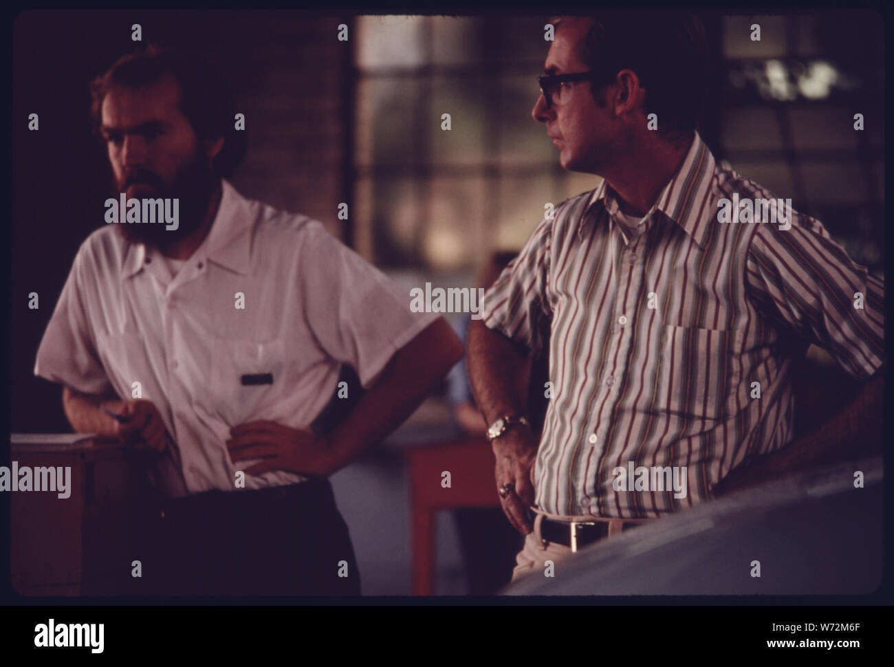 Automobiliste, DROIT, ATTEND LES RÉSULTATS DE SON TEST DU VÉHICULE À UN POSTE D'INSPECTION DES GAZ D'ÉCHAPPEMENT DES AUTOMOBILES AU CENTRE-VILLE DE Cincinnati, Ohio depuis janvier 1975, TOUS LES LÉGERS, véhicules à moteur fonctionnant à l'ALLUMAGE DOIT ÊTRE SOUMIS À UN TEST DE MONOXYDE DE CARBONE ET LES ÉMISSIONS D'HYDROCARBURES, ET D'AVOIR UNE VÉRIFICATION DE SÉCURITÉ ; la portée et contenu : automobiliste, DROIT, ATTEND LES RÉSULTATS DE SON TEST DU VÉHICULE À UN POSTE D'INSPECTION DES GAZ D'ÉCHAPPEMENT DES AUTOMOBILES AU CENTRE-VILLE DE Cincinnati, Ohio depuis janvier 1975, TOUS LES LÉGERS, véhicules à moteur fonctionnant à l'ALLUMAGE DOIT ÊTRE SOUMIS À UN TEST DE MONOXYDE DE CARBONE ET LES ÉMISSIONS D'HYDROCARBURES, UN Banque D'Images