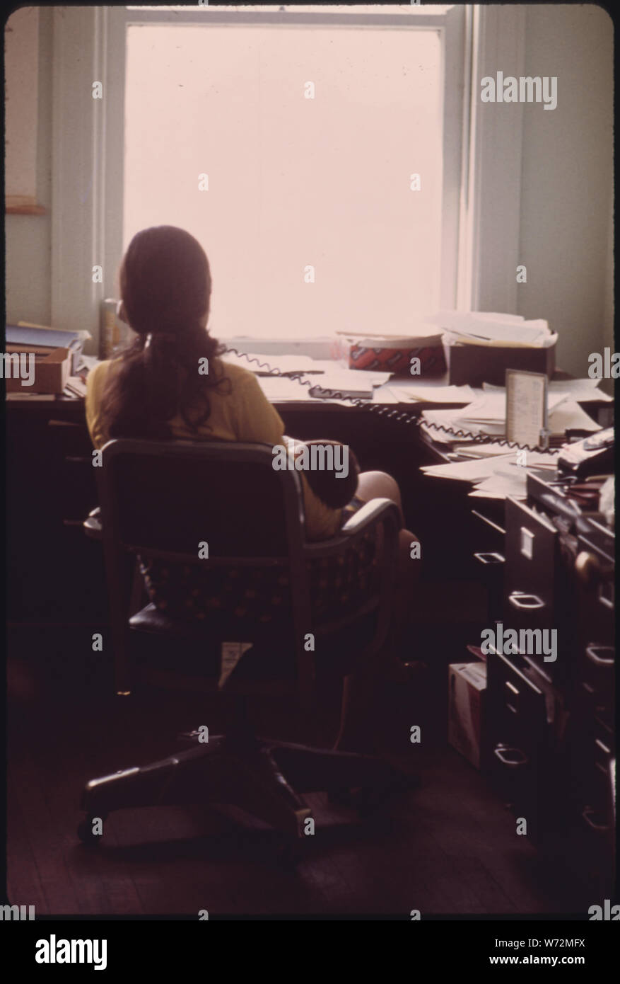 Mme. GAIL FALK SELTZER, UN POUMON NOIR PROFITE AU PERSONNEL AVOCAT POUR LES UNITED MINE WORKERS FIELD SERVICES BUREAU À Charleston, VIRGINIE OCCIDENTALE. Il est montré LA CONDUITE DES AFFAIRES PAR TÉLÉPHONE AVEC SON BÉBÉ sur ses genoux. NICHOLAS JOHN PASSE LA PLUPART DE SON TEMPS DANS UN LIT DE BÉBÉ À côté de sa mère 24. Mme. SELTZER A CONTRIBUÉ À L'ÉGALITÉ DES DROITS DE L'AUTEUR D'AMENDEMENT QUI EST EN COURS D'EXAMEN PAR LES ETATS À LA RATIFICATION DE LA CONSTITUTION DES États-unis Banque D'Images