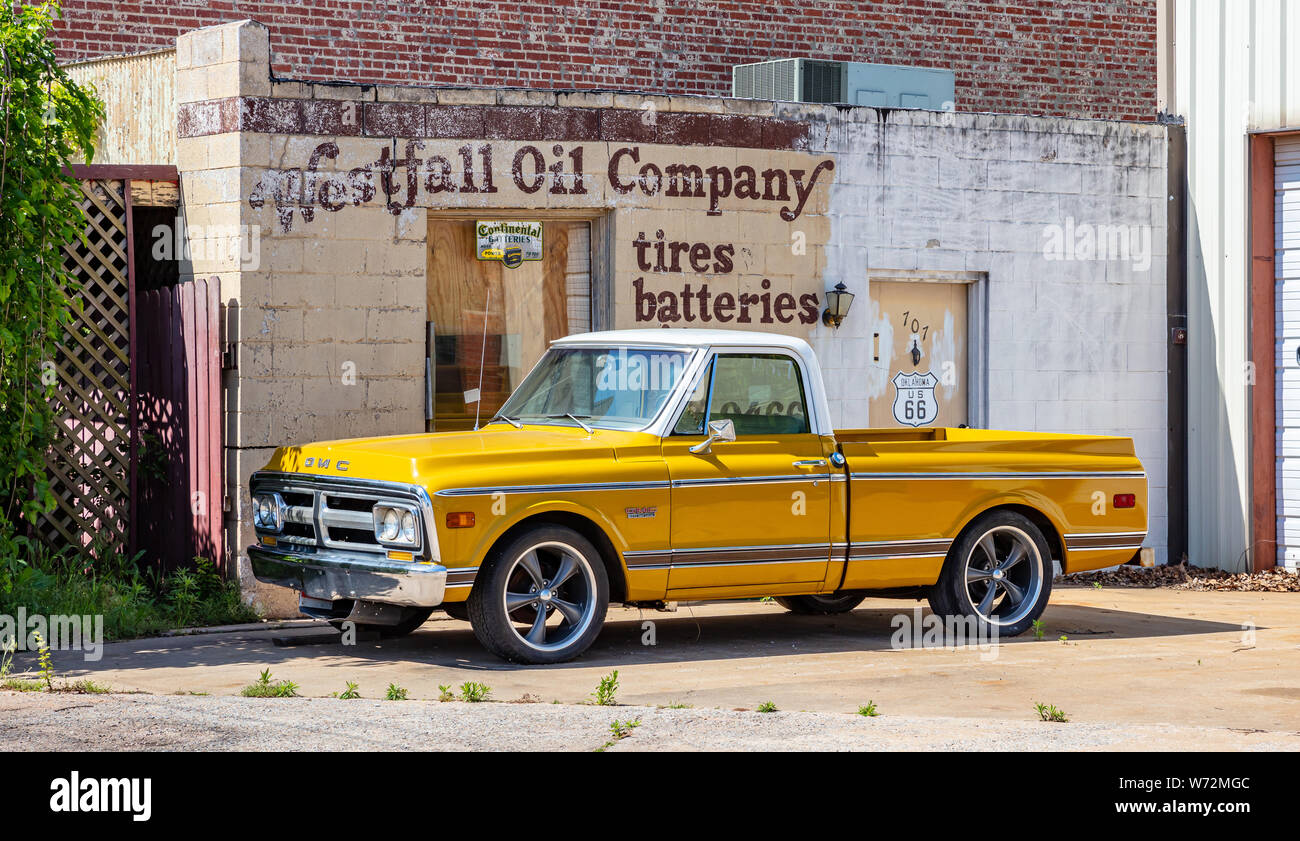 USA New York, 13 mai 2019. La couleur jaune du ramasseur de GMC voiture garée à l'extérieur dans une journée de printemps ensoleillée près de Amarillo, vue de côté. L'historique route 66 Banque D'Images