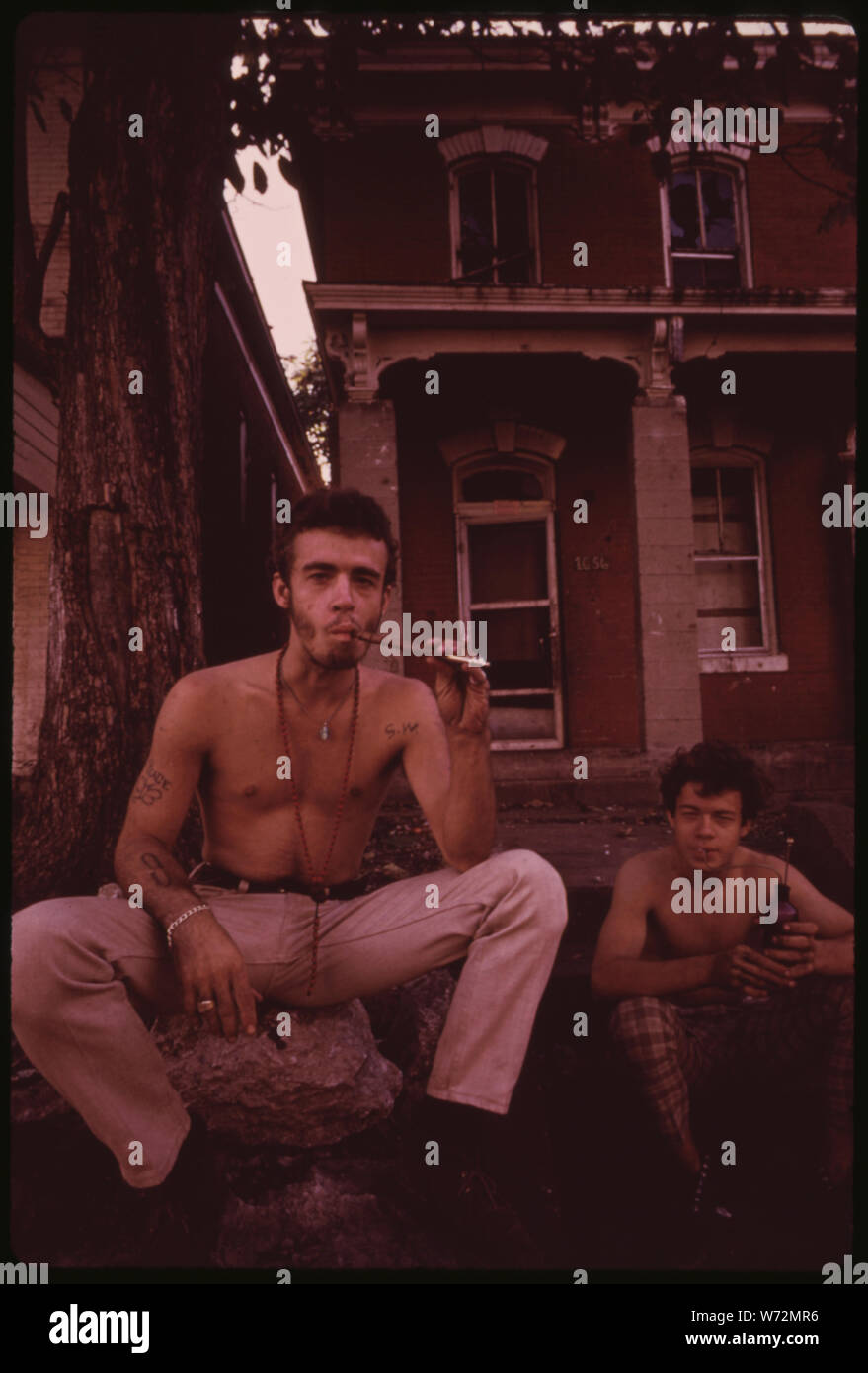 MULKY SQUARE EST UN QUARTIER DE L'OUEST DE KANSAS CITY, UNE ZONE DE LOGEMENTS À FAIBLE REVENU. J-635 entraînera de profondes mutations dans MULKY SQUARE, qui est déjà isolé par un triage ferroviaire à l'Ouest, I-70 SUR LE NORD ET L'autoroute I-35 ainsi qu'une autoroute à quatre voies à l'EST CES FRÈRES PARLER DE DÉMÉNAGEMENT EN CALIFORNIE, ASSIS SUR LES MARCHES D'UNE MAISON ABANDONNÉE DANS LE BLOC 1600 DE MADISON STREET À L'EXTÉRIEUR DE LA ZONE D'ÊTRE AUTORISÉ POUR LA I-635 Banque D'Images