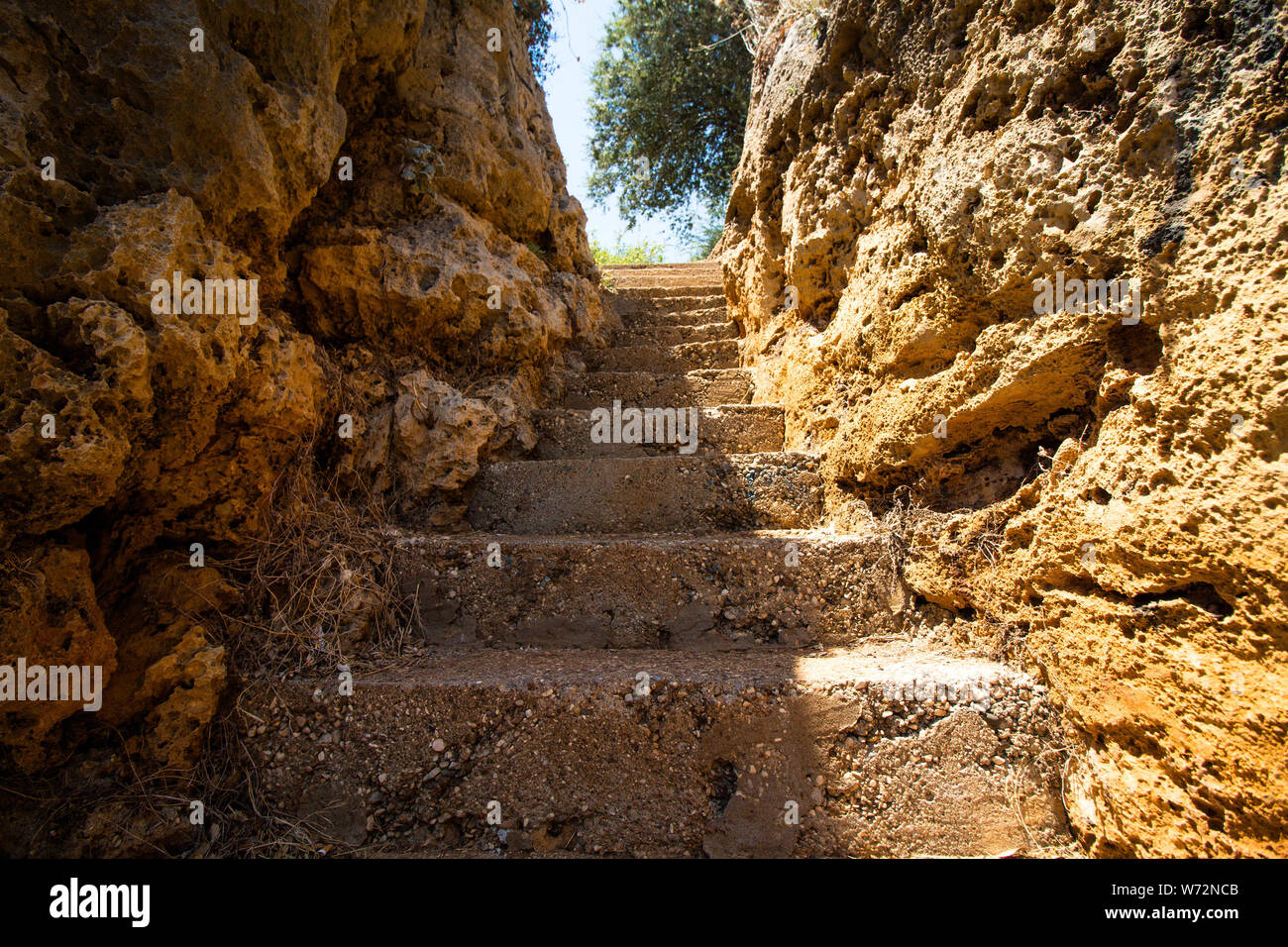 Escaliers en pierre antique brown. Un escalier mène et se compose de plusieurs étapes. Banque D'Images