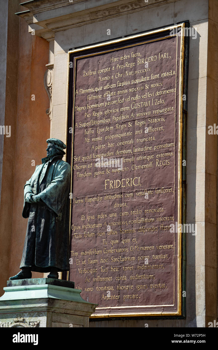 Statue d'Olaus Petri, leader du mouvement de la réforme protestante luthérienne et, à l'extérieur de l'église Storkyrkan, Gamla Stan, Stockholm, Suède Banque D'Images