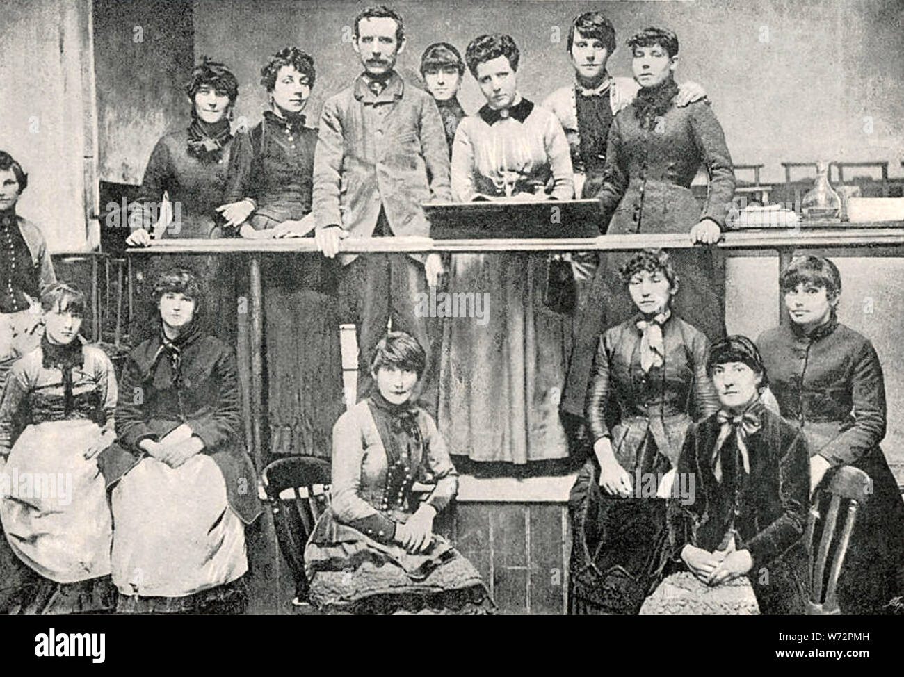 ANNIE BESANT (1847-1933) English militante des droits de la femme avec les membres de la London match filles comité de grève en 1888 Banque D'Images