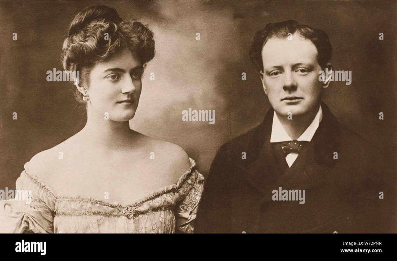 WINSTON CHURCHILL avec fiancé Clementine Hozier sur une carte postale publiée avant leur mariage en septembre 1908. Banque D'Images