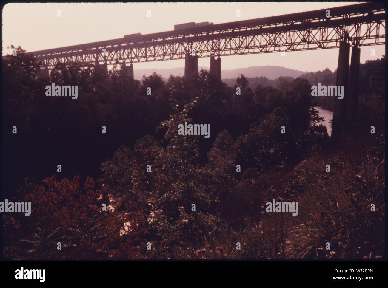 OHIO TURNPIKE TRANSPORTE LE TRAFIC SUR LA RIVIÈRE CUYAHOGA VALLEY ET VUS DE RIVERVIEW ROAD PRÈS DE CLEVELAND. La VALLÉE FAIT PARTIE DES 30 000 acres Cuyahoga Valley National Recreation Area QUI A ÉTÉ SIGNÉ EN DÉCEMBRE 1975. Maintenant, les responsables VOUS ATTENDENT AU CONGRÈS D'ADOPTER UN PROJET DE LOI DE CRÉDITS AUTORISANT L'ARGENT POUR L'ACHAT DE CERTAINS DES TERRAINS PRIVÉS DANS LA RÉGION. La forte inclinaison et très boisée vallée contient la dernière des terrains non aménagés entre CLEVELAND ET AKRON Banque D'Images