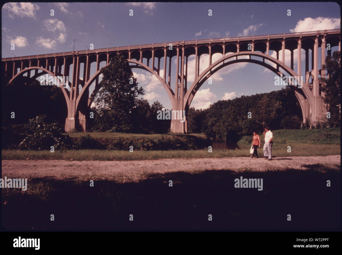 L'AUTOROUTE DE L'OHIO 82 pont enjambe la vallée CUYAHOGA ET LA OHIO-ERIE CANAL AU-DELÀ DES RANDONNEURS, À PROXIMITÉ DE CLEVELAND (OHIO). Cette région FAIT PARTIE DU Cuyahoga Valley National Recreation Area qui contient 30 000 ACRES ET EST LE DERNIER GRAND TERRAIN EN RESTANT ENTRE LES ZONES MÉTROPOLITAINES DE CLEVELAND ET AKRON L'AIRE DE LOISIRS A vu le jour lorsque signé DANS LA LOI PAR LE PRÉSIDENT EN DÉCEMBRE 1974. Les fonctionnaires SONT MAINTENANT EN ATTENTE POUR LE CONGRÈS D'ARGENT POUR ACHETER DES TERRAINS APPROPRIÉS Banque D'Images