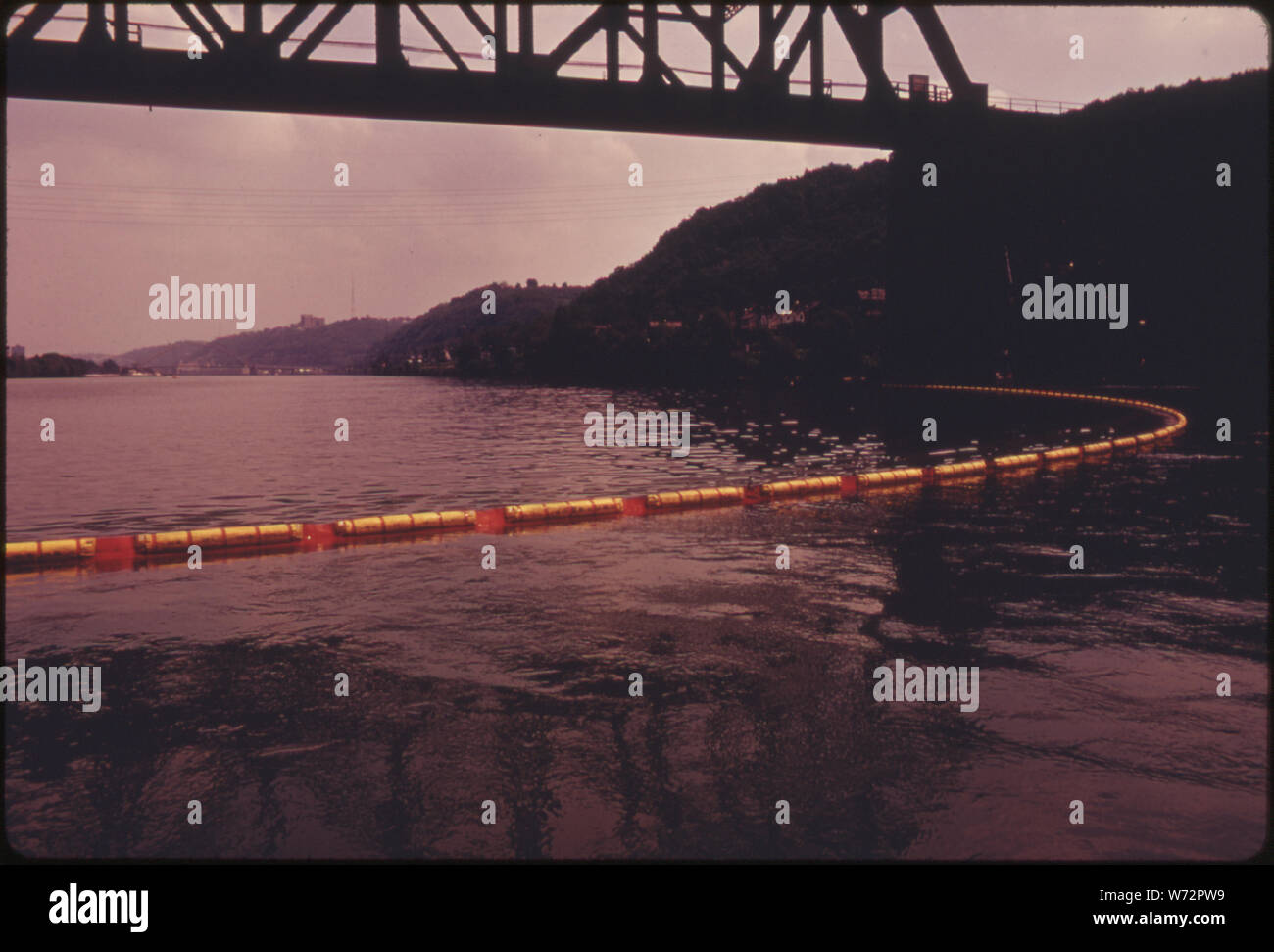 OIL SPILL BOOM PORTÉES PAR LA UNITED STATES COAST GUARD PRÈS DU POINT OÙ LA RIVIÈRE MONONGAHELA ET ALLEGHENY RIVIÈRES SE RENCONTRENT POUR FORMER LA RIVIÈRE OHIO. Le déversement s'est produit lorsque l'ASSEMBLAGE ENTRE LA RUPTURE DES RÉSERVOIRS DE STOCKAGE ET DE STATIONS D'BARGE APPARTENANT À LA UNITED STATES STEEL CORPORATION À DUQUESNE, Arizona, près de Pittsburgh Banque D'Images