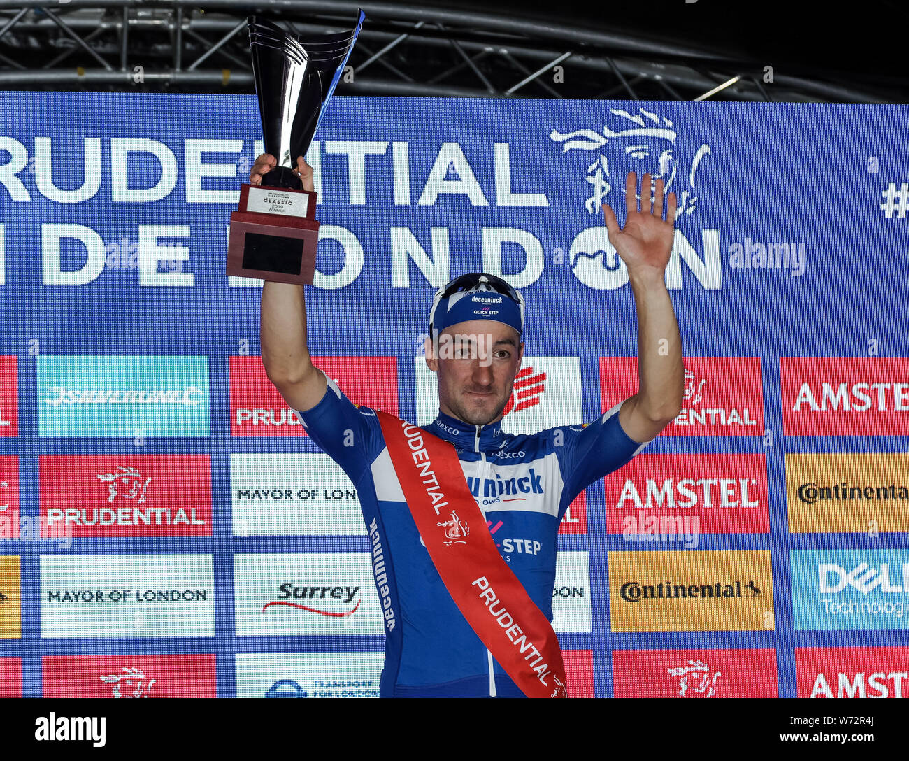 Elia Viviani célèbre remportant le classique au cours de la deuxième journée de la Prudential Ride 2019 Londres. Banque D'Images