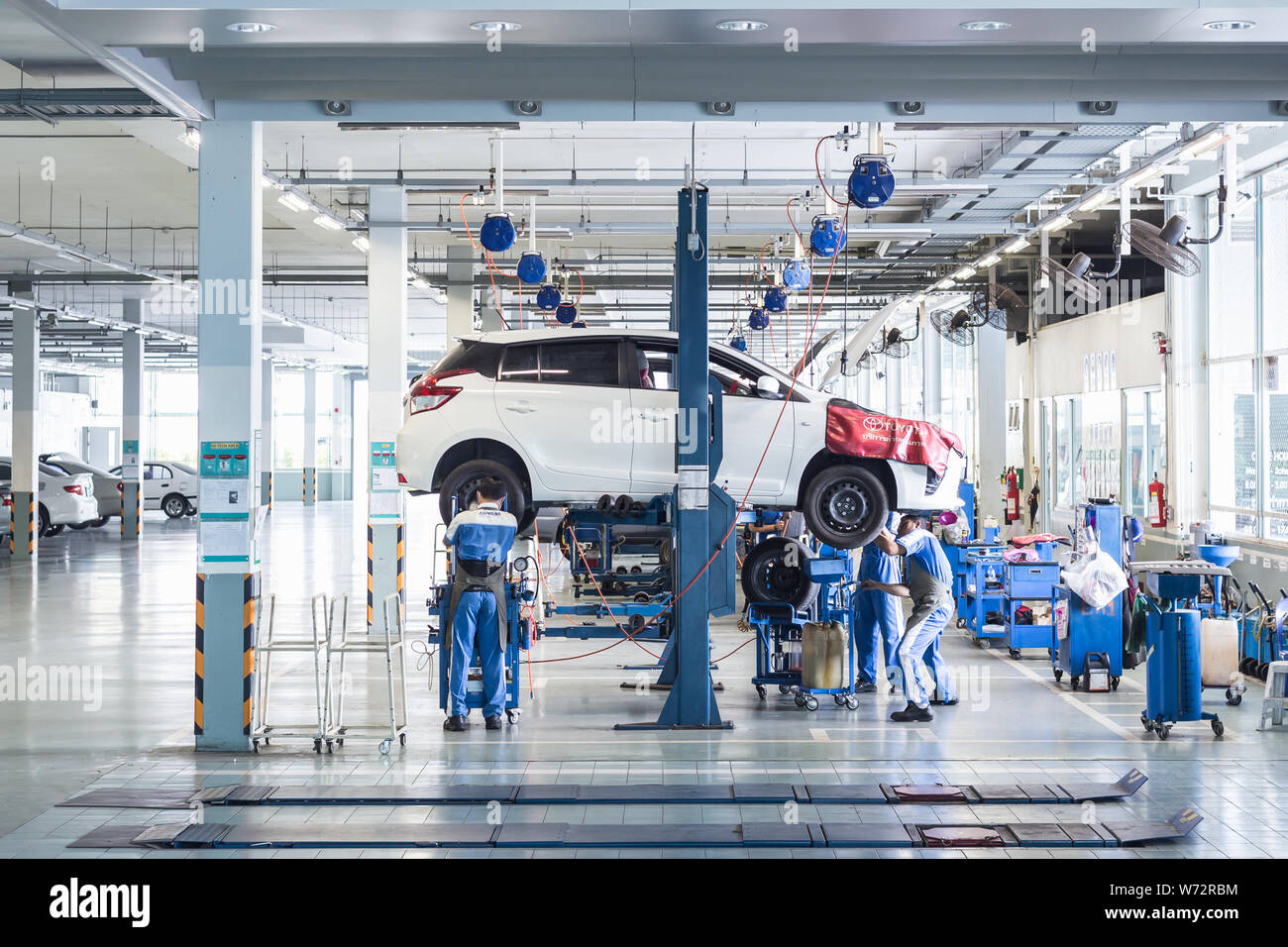 PHUKET, Thaïlande - 7 mars : Location de voiture réparation Technicien en atelier service station à Phuket le 7 mars 2018. Le fournisseur officiel de Toyota, qui i Banque D'Images