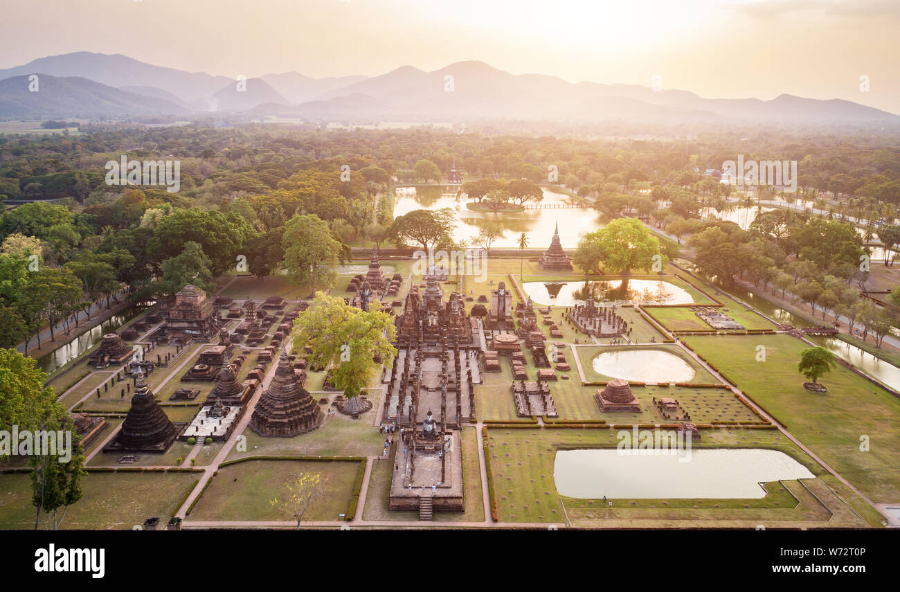 Vue aérienne à l'heure du coucher du soleil. Le parc historique de Sukhothai Sukhothai dans le Nord de la province de Thaïlande. Banque D'Images